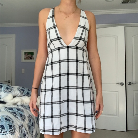 Deep V open back dress - Picture 2 of 4